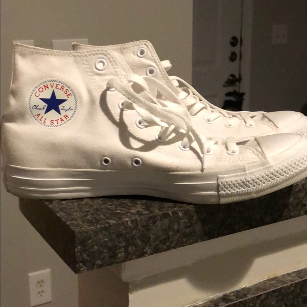 Men’s, white converse, size 11, perfect condition!